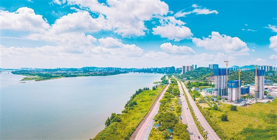 綠城濱江·潮聞東方引入高端江居理念，為江門打造“好房子”的品質(zhì)標桿。