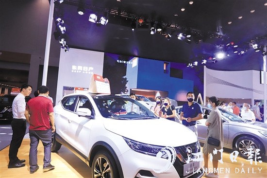 特價車吸引了許多消費者的目光。