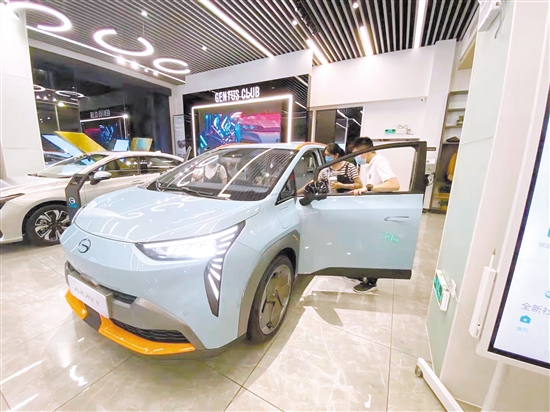 手捧奶茶進(jìn)店看車(chē)，正在成為一種新的逛街常態(tài)。