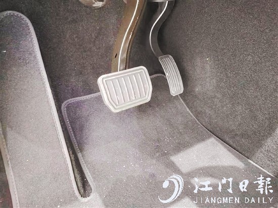 部分新能源汽車可以把最常用的加速、剎車功能集中到電門上（右邊踏板）。