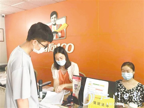 高考結(jié)束后，許多考生前往駕校報(bào)名學(xué)車。