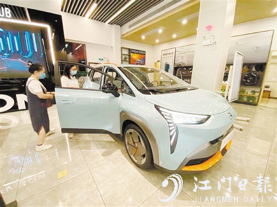 如果是報(bào)廢舊車，消費(fèi)者購(gòu)買推廣名單中的新能源汽車可補(bǔ)貼1萬(wàn)元。