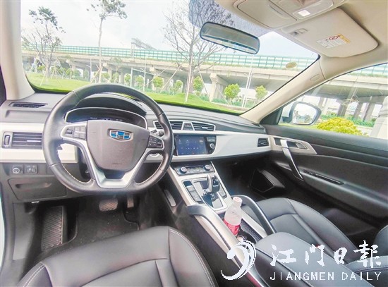 中控臺使用了大面積軟性材質(zhì)包裹。