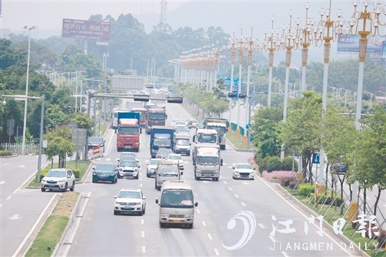 隨著汽車駛?cè)肭Ъ胰f(wàn)戶，路上的汽車越來越多。