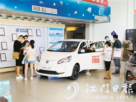 電動微型汽車因價格實惠而廣受消費者關(guān)注。