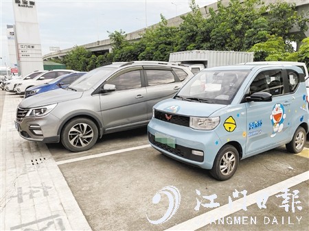 電動微型汽車車身短小，停車非常方便。
