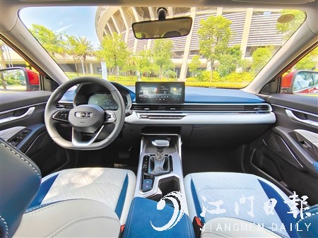 第四代帝豪的內(nèi)飾看起來簡潔而富有科技感。