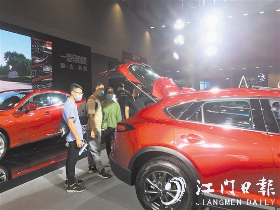 個別品牌經(jīng)銷商除了黑色和白色外，還會主推一些鮮艷的顏色。