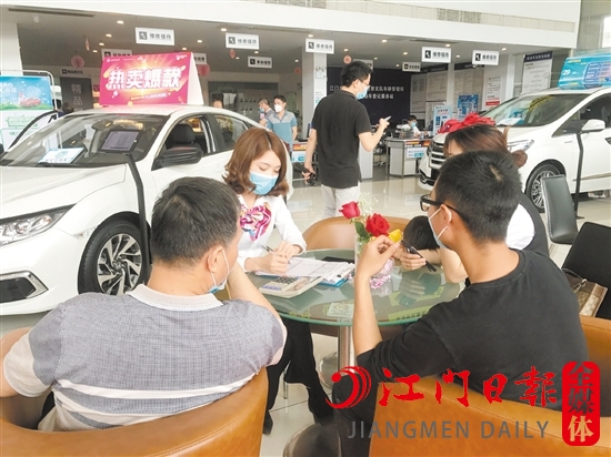 消費(fèi)者在簽訂貸款合同的時(shí)候，務(wù)必要細(xì)讀弄清。