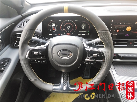 方向盤采取平底設(shè)計(jì)，很有時(shí)尚感。