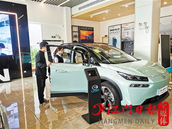 新能源汽車未受汽車缺“芯”影響，深受消費者青睞。