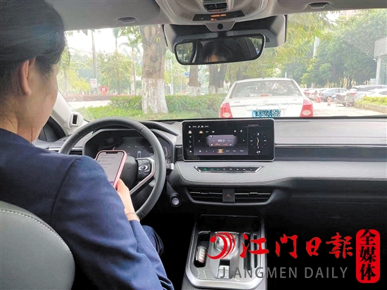 不少車主喜歡在開車的時候玩手機。