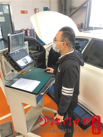 4S店正在對召回車輛進行電腦升級。