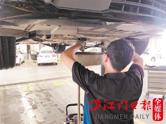 汽車4S店的售后服務(wù)越來(lái)越好。