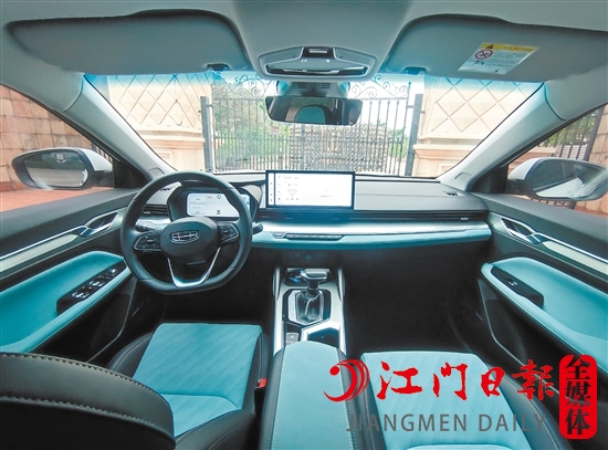 全新帝豪L采用藍(lán)黑色彩搭配，打造出精致的內(nèi)飾氛圍。