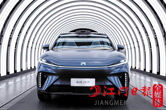 飛凡R7給人一種強(qiáng)烈的未來感。