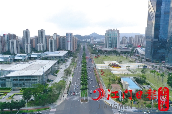 汽車駛?cè)肭f家。司徒俊杰