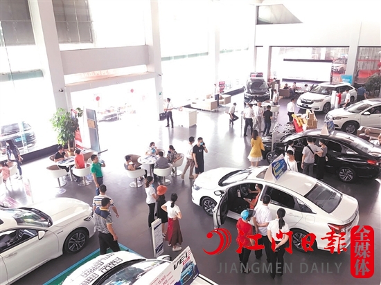“五一”將至，購車優(yōu)惠吸引消費(fèi)者到店。