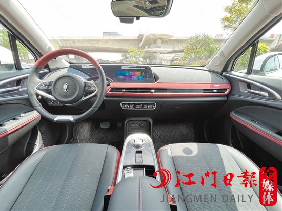 新車內(nèi)飾復(fù)古之余不乏運動感。