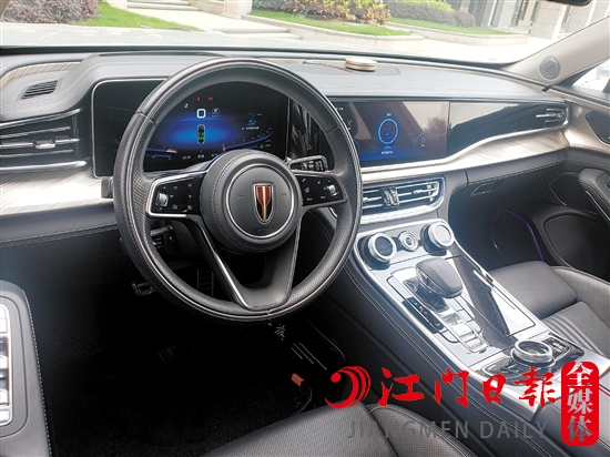 紅旗H9內(nèi)飾采用簡(jiǎn)約風(fēng)格。