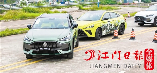 試駕現(xiàn)場設(shè)置了重重考驗關(guān)卡。