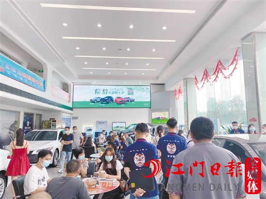 端午節(jié)假期期間，新政策的實(shí)施吸引了許多消費(fèi)者到4S店看車、買車。