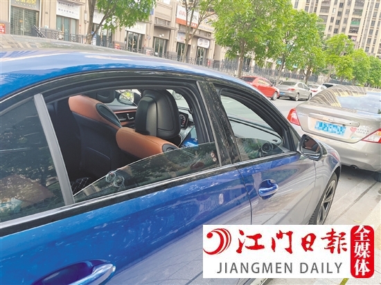 開車過程中及時開窗通風，可將車內(nèi)的有害氣體排出，讓車內(nèi)的空氣更清新。