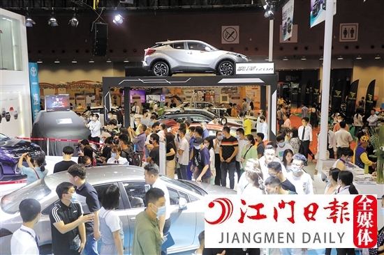 本報(bào)往年舉辦的大型車(chē)展，吸引大批市民。