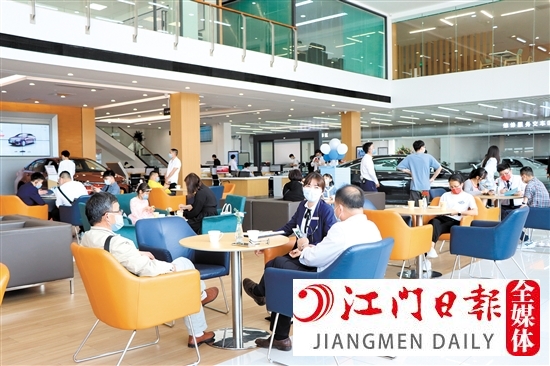 新政實施首月，吸引了不少消費者到店看車、買車。