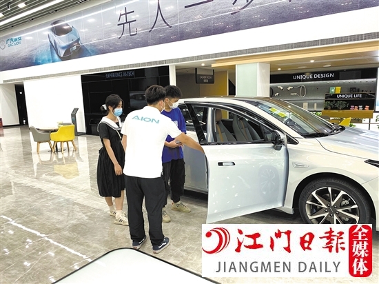 隨著油價(jià)不斷攀升，想購買新能源汽車的消費(fèi)者也越來越多。