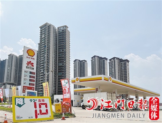 不少加油站都推出了加油優(yōu)惠。