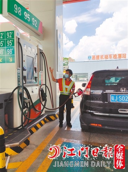 消費(fèi)者選擇加油站的時(shí)候可以貨比三家。