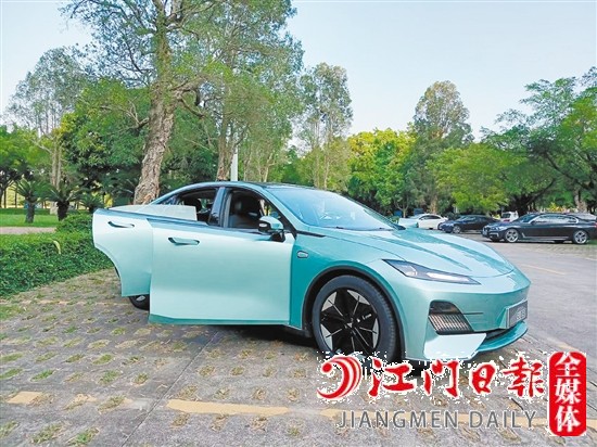 深藍(lán)SL03外觀時尚運(yùn)動。