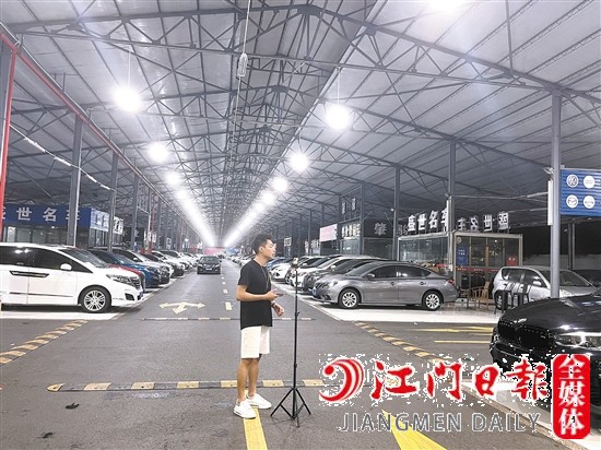 室內(nèi)燈火通明的背后，是二手車行銷售人員在忙碌直播。