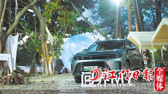 問界M7外觀時(shí)尚大氣。