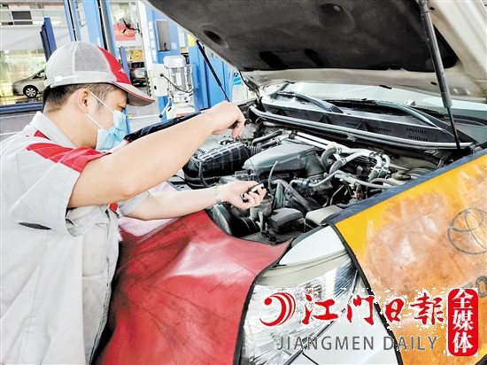維修人員為車主的愛車進(jìn)行檢查。
