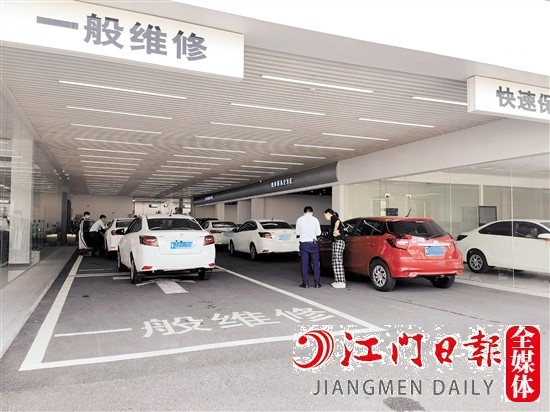 市區(qū)多家4S店出現(xiàn)車輛扎堆排隊(duì)等候檢修、保養(yǎng)的情況。