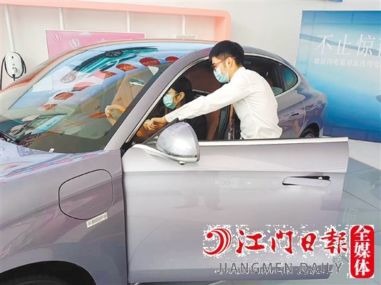 讓利的新能源汽車吸引消費(fèi)者目光。