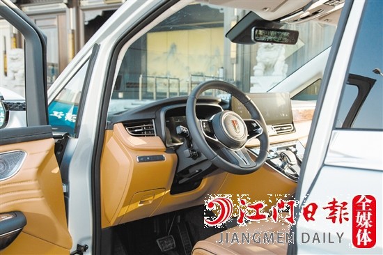 紅旗HQ9內(nèi)飾豪華大氣。