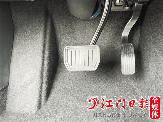 部分新能源汽車把最常用的加速、剎車功能集中到電門上（右邊踏板）。