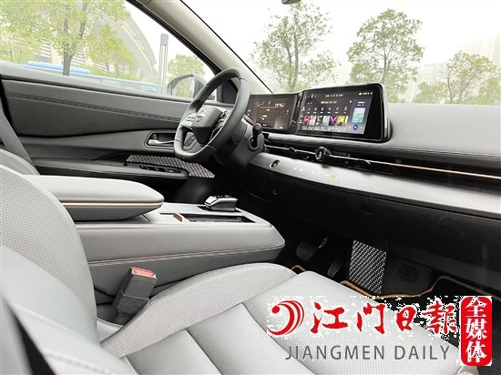 ARIYA的內(nèi)飾顯得豪華智能。
