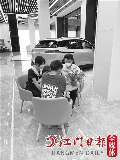 消費(fèi)者在購車時(shí)，應(yīng)要求經(jīng)營者對(duì)車輛作出真實(shí)全面的介紹。