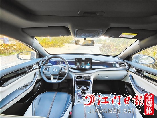 新車內(nèi)飾充滿豪華感。