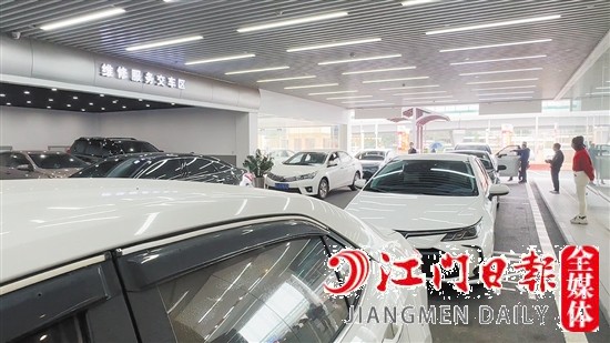 市區(qū)多家4S店車輛保養(yǎng)迎來小高峰。