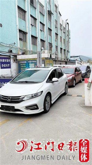 元旦以來，排隊等候過戶的二手車不少。