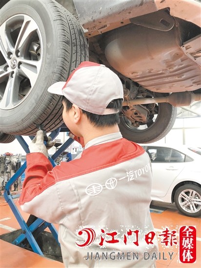 駕車出行前，要做好車輛保養(yǎng)。