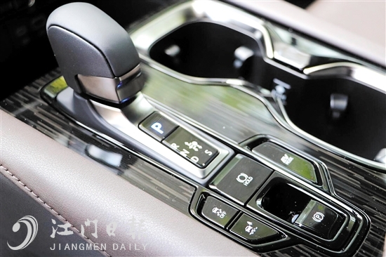 新車功能區(qū)域操作方便。