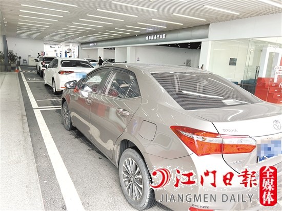 上周末，多家4S店售后接待處排起了長(zhǎng)龍。