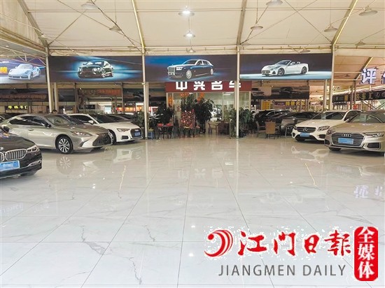 不少二手車行銷售展廳空出一大片。