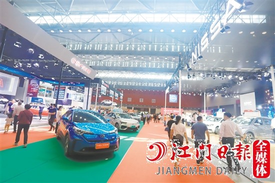 為方便消費(fèi)者貨比三家，春季車展組委會(huì)將把往屆的新能源汽車展區(qū)升級(jí)為新能源汽車展館。圖為2021年“五一”車展新能源汽車展區(qū)。